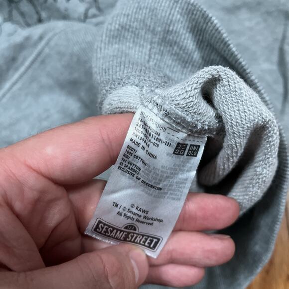 Uniqlo x Kaws Sesame Street Sweatshirt Mens Medium Gray Graphic Print Pullover - Picture 7 of 10